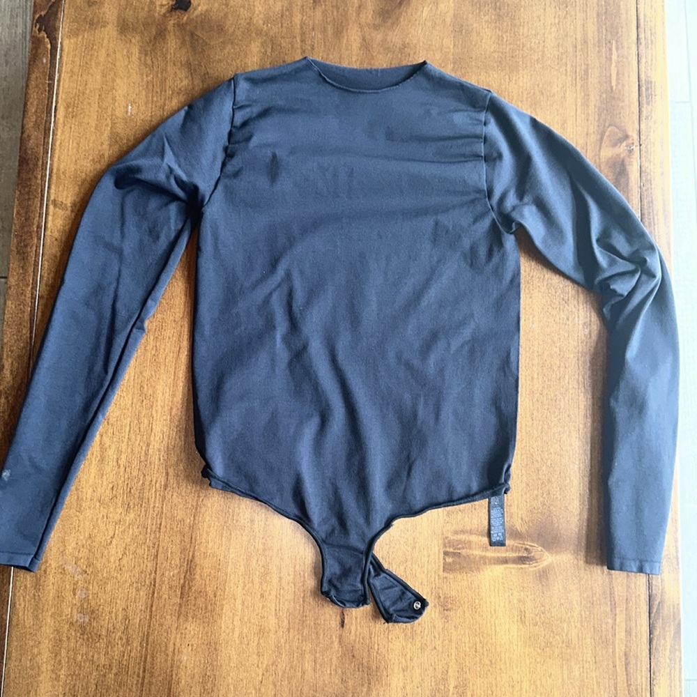 Skims long sleeve bodysuit. Excellent condition!